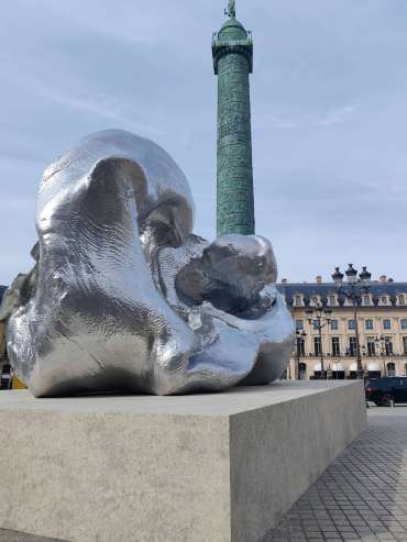 PARIS+ par ART BASEL – La sculpture Wave d’Urs Fischer sur la place Vendôme, jusqu’au 1er décembre