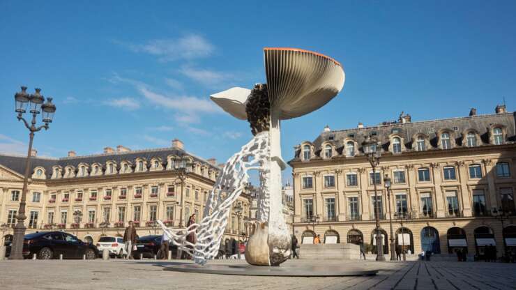 Un Giant Triple Mushroom place Vendôme