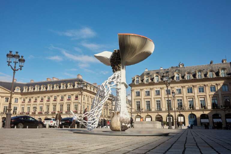 Un Giant Triple Mushroom place Vendôme